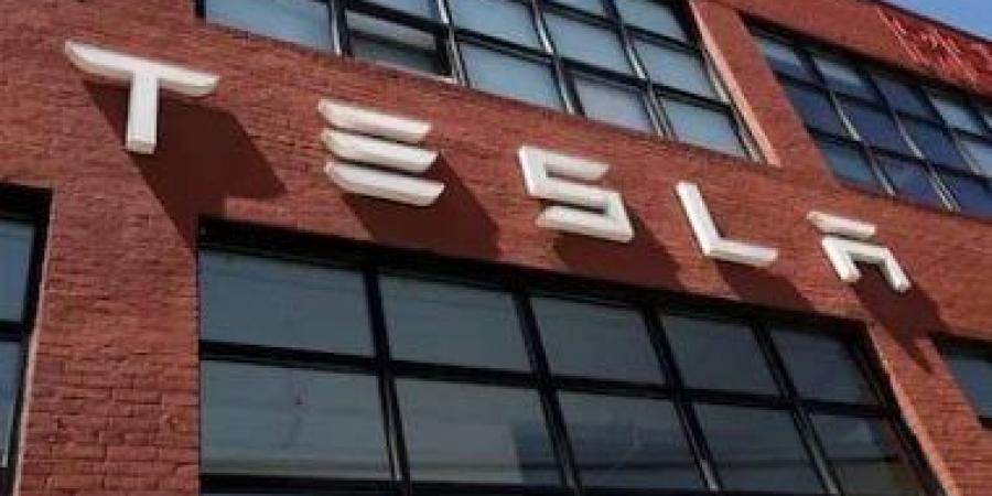 تسلا تحول تركيزها الاستراتيجى نحو تطوير الروبوتات والمركبات ذاتية القيادة