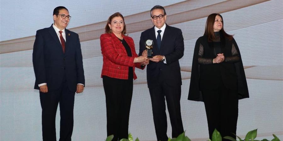 تكريم أكاديمي رفيع للدكتورة هالة المنوفي القائم بأعمال رئيس جامعة مصر للعلوم والتكنولوجيا باحتفالية مئوية "طب أسنان" القاهرة