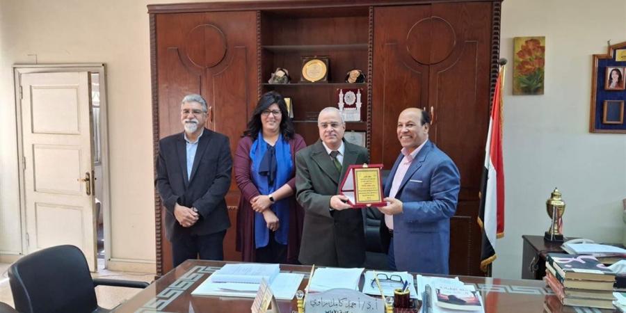 آداب جامعة العاصمة تنظم دورة حول حقوق الملكية الفكرية والبحث العلمي