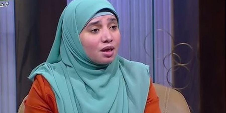 أين تقف المرأة خلف الرجل في الصلاة؟.. "العالمي للفتوى" يجيب