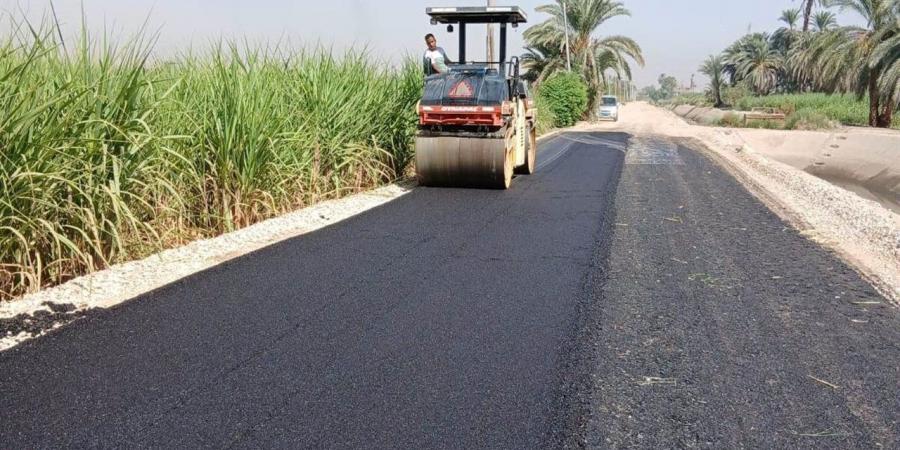 رصف 4 طرق جديدة بطول 5 كم في إسنا بالأقصر ضمن خطة رصف 2025 - 2026