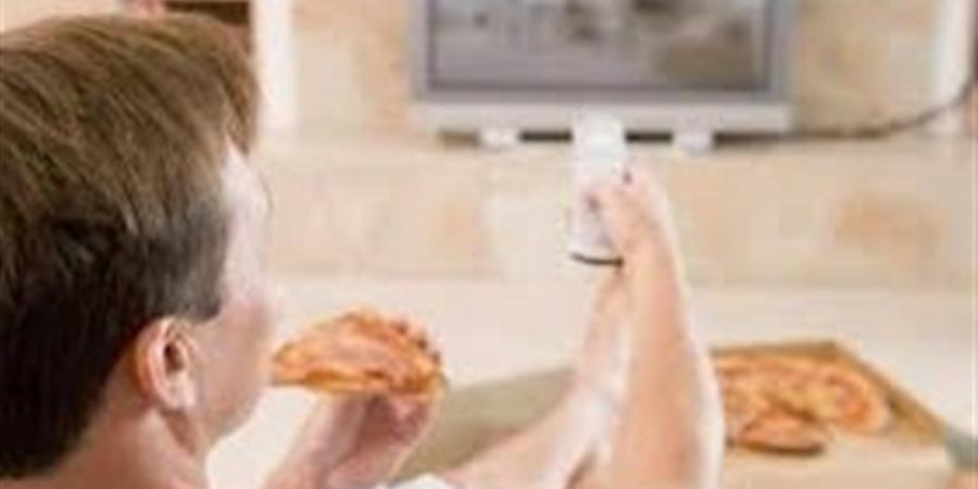 الأكل أمام الشاشات يضاعف الوزن.. ما العلاقة العلمية؟