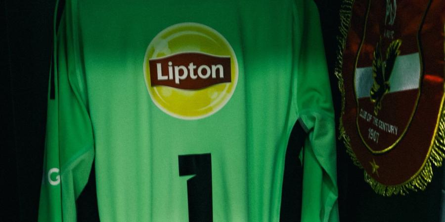 الأهلي يرتدي القميص اللبني أمام سيراميكا الليلة ..شاهد من داخل غرفة الملابس