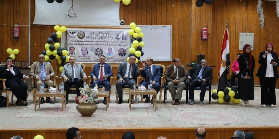 "يصنعون المستقبل بالفكر والكلمة".. انطلاق فعاليات المؤتمر الطلابي الأول بـ "آداب قنا"