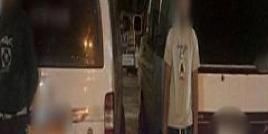 ضبط سائقين اعتلى أحدهم الميكروباص والرقص عاري الجسد بالطريق الدائري