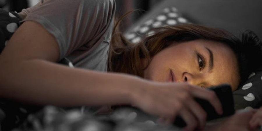 الهاتف قبل النوم عدو خفي.. كيف يدمّر نومك وصحتك النفسية؟