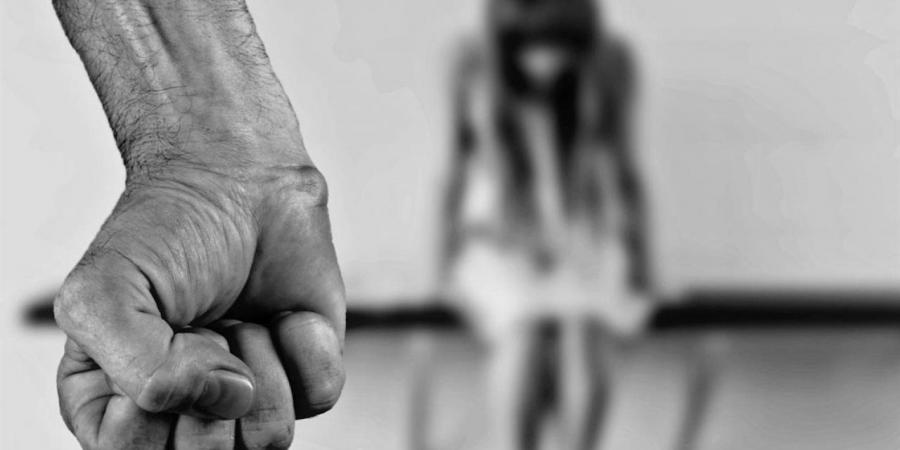 عقوبة التحرش في الأماكن العامة أو عبر الإنترنت