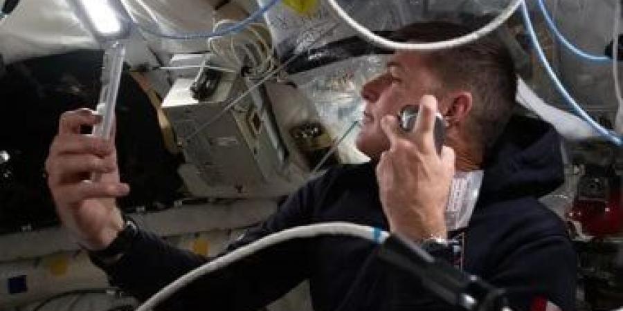 رواد ناسا يوثقون رحلتهم القمرية بهواتف iPhone 17