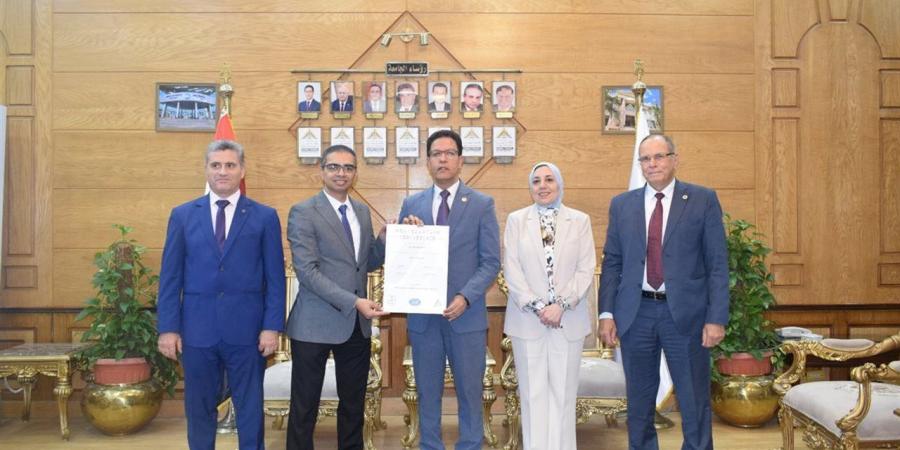 رئيس جامعة بنها يتسلم شهادات الأيزو لإدارة الجامعة