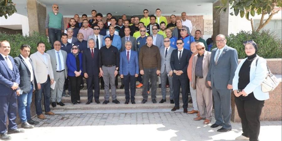 محافظ بني سويف يزور النادي الرياضي ويُحفّز أبطال اليد وكرة القدم
