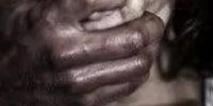 عاطل يوقع بفتاة الجيزة.. علاقة وهمية تنتهي بفض غشاء بكارتها وبلاغ رسمي