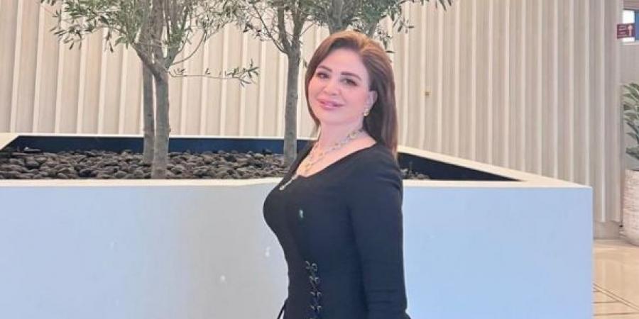 إلهام شاهين بفستان أسود يظهر رشاقتها (صور)