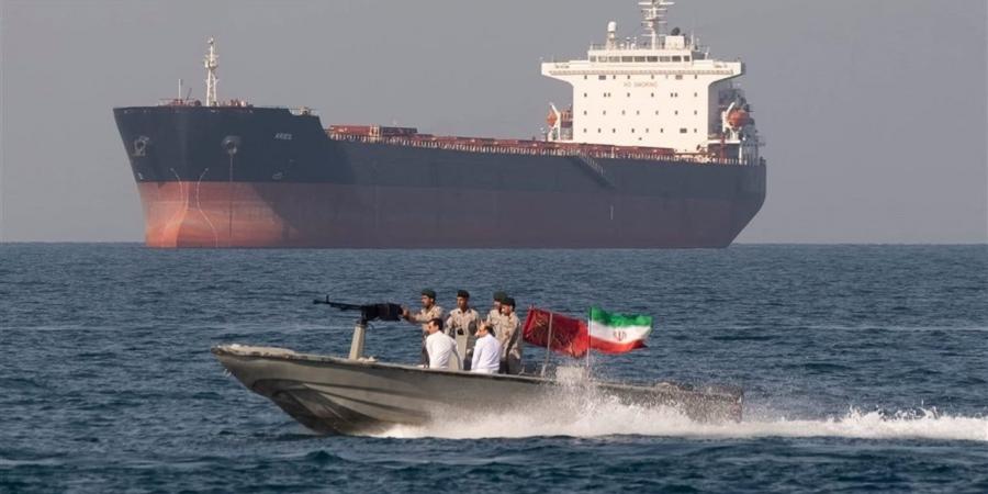 تصعيد في مضيق هرمز.. طهران تنفي عبورًا أمريكيًا وتلوّح بالرد خلال دقائق