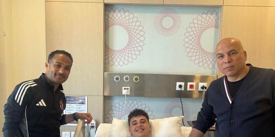 محمد يوسف والحاوي فى زيارة لنجم الأهلى الصاعد بالمستشفى