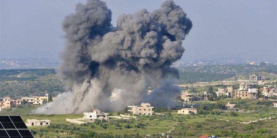 الجارديان: إسرائيل تهدم قرى كاملة في جنوب لبنان