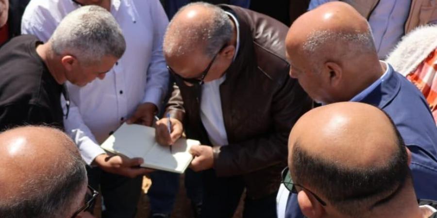 الجلالة تُعانق السحاب.. مشروع عملاق لتوليد الكهرباء من طاقة الرياح (صور)