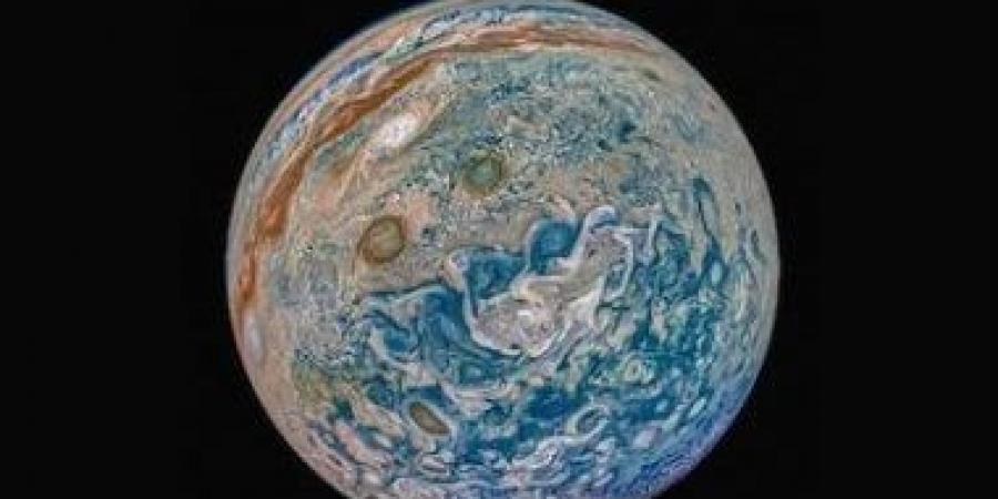 لماذا يملك المشترى أربعة أقمار بينما لا يملك زحل إلا قمراً؟ دراسة تجيب