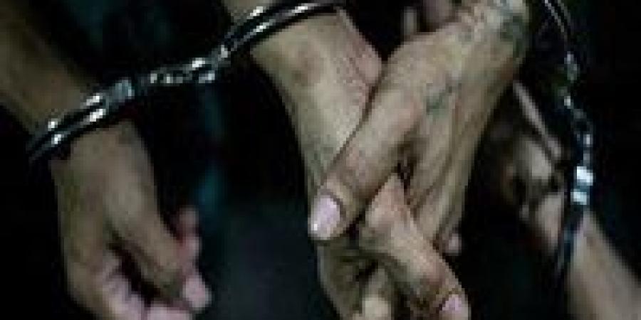 أجرة زيادة تتحول لفضيحة بلطجة.. ضبط سائق ميكروباص تعدّى على سيدة بالسب والإجبار على النزول