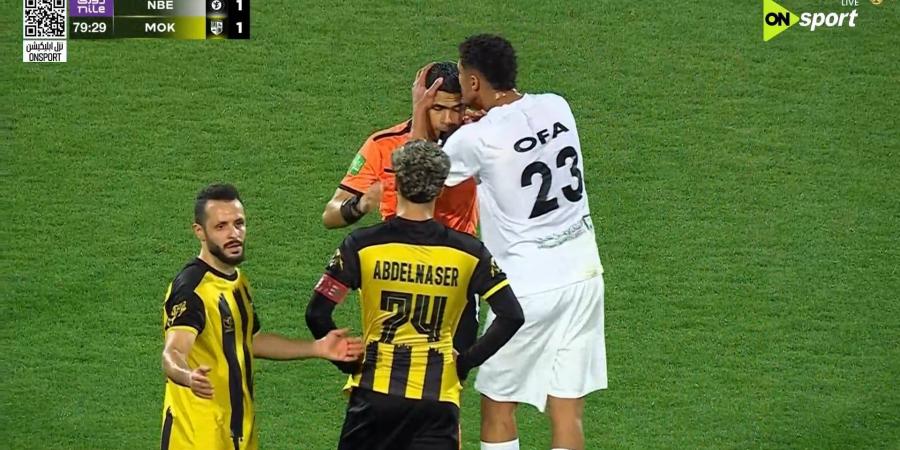 لاعب البنك الأهلى يقبل رأس الحكم بعد احتساب الهدف الثانى أمام المقاولون.. صور