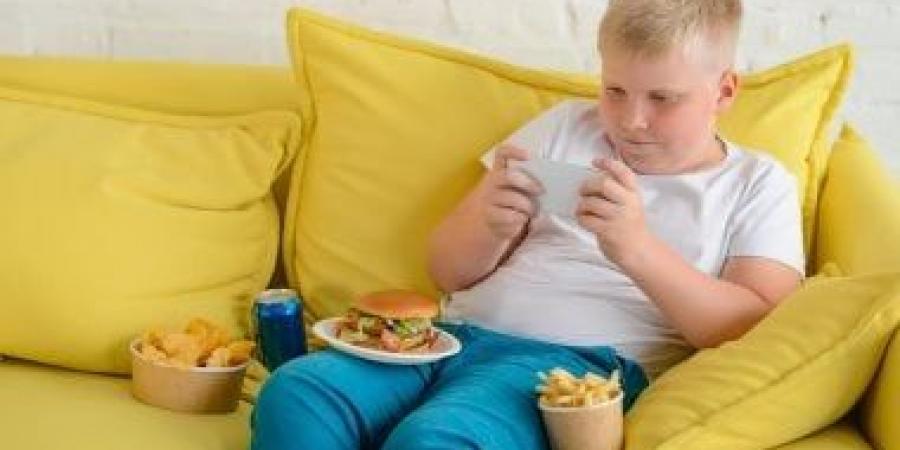 كيف تسهم الهواتف الذكية فى زيادة سمنة الأطفال؟