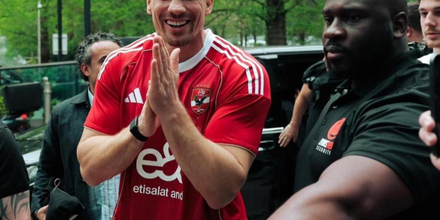 فيرهوفن أسطورة الكيك بوكسينج بقميص الأهلي قبل النزال العالمى بالأهرامات.. صور