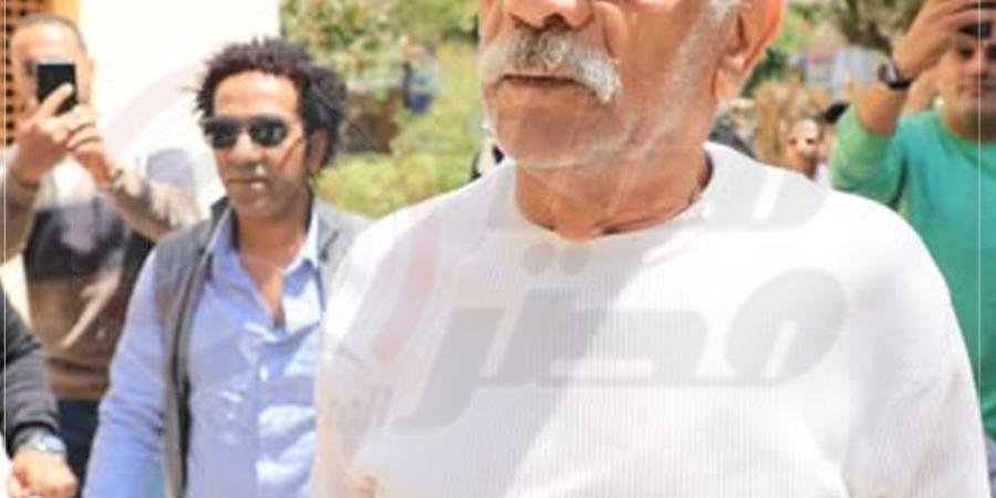 صدمة وانهيار.. سيد رجب يشيع جثمان والد زوجته من مسجد أسد بن الفرات| صور