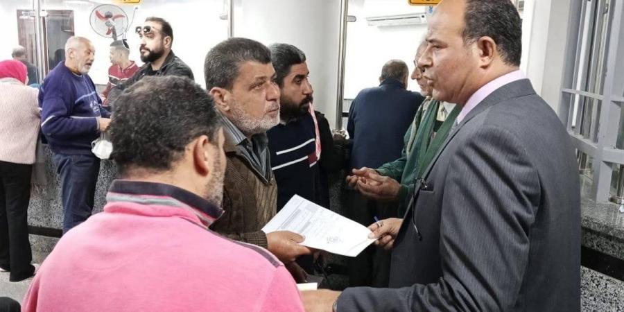 رئيس مدينة دمياط يصطحب المواطنين لإنهاء طلباتهم.. صور