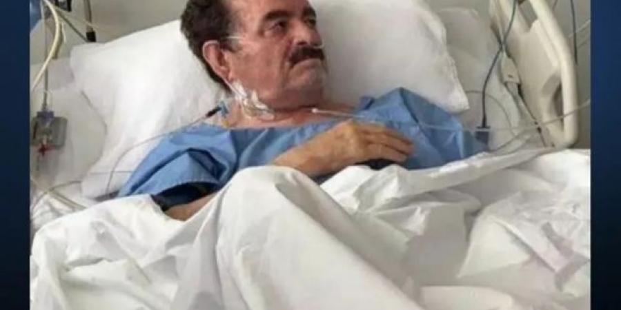 فنان شهير جدّاً خضع لعمليّة جراحيّة بعد تدهور وضعه الصحيّ... وفيديو له من داخل المستشفى