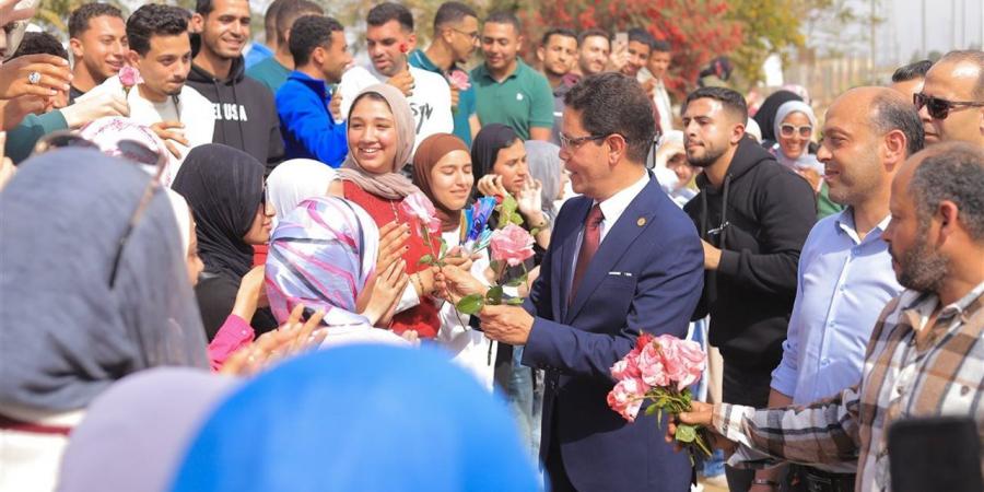 رئيس جامعة بنها يتفقد معرض الزهور السنوي في دورته الثالثة