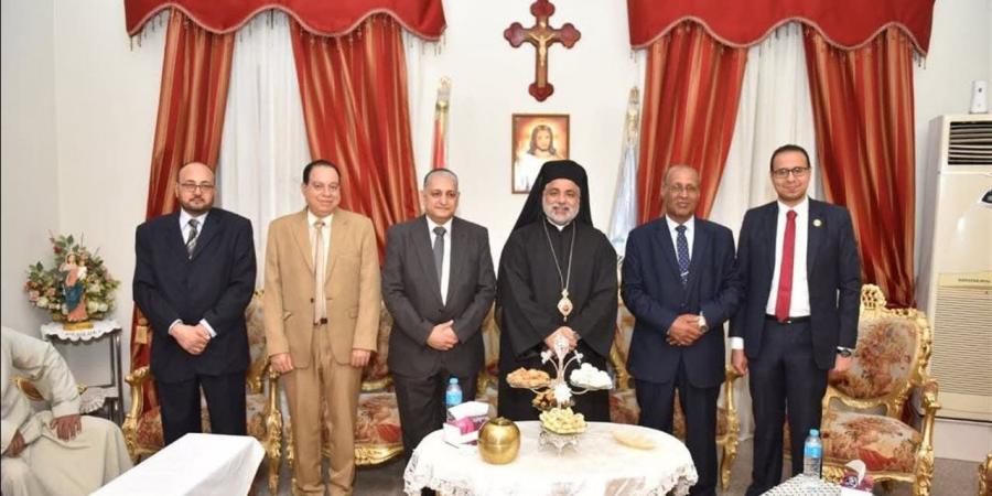 الأنبا عمانوئيل يستقبل محافظ الأقصر للتهنئة بعيد القيامة المجيد