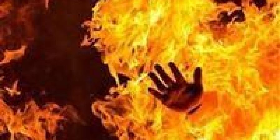 بسبب الاكتئاب.. شاب يشعل النار في جسده وسط الشارع بالعياط