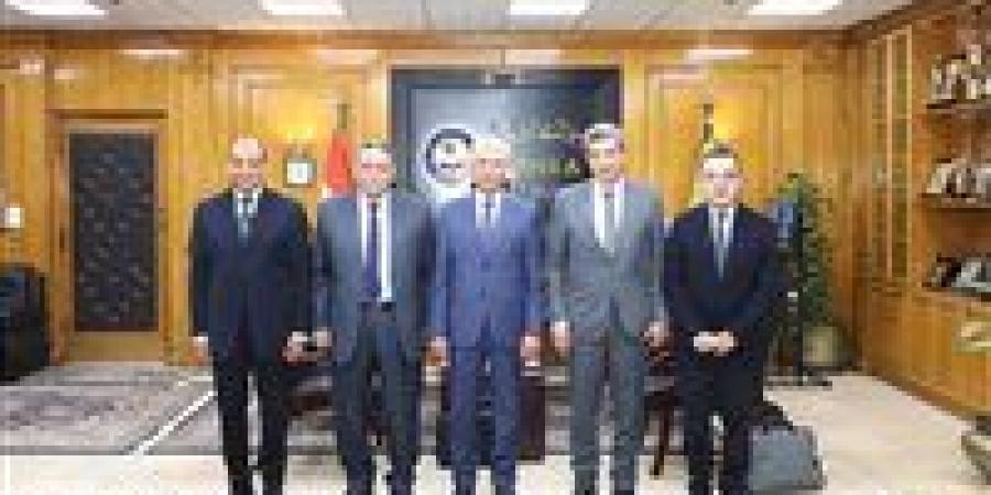 رئيس جامعة المنيا يترأس لجنة اختيار عميد كلية " الألسن