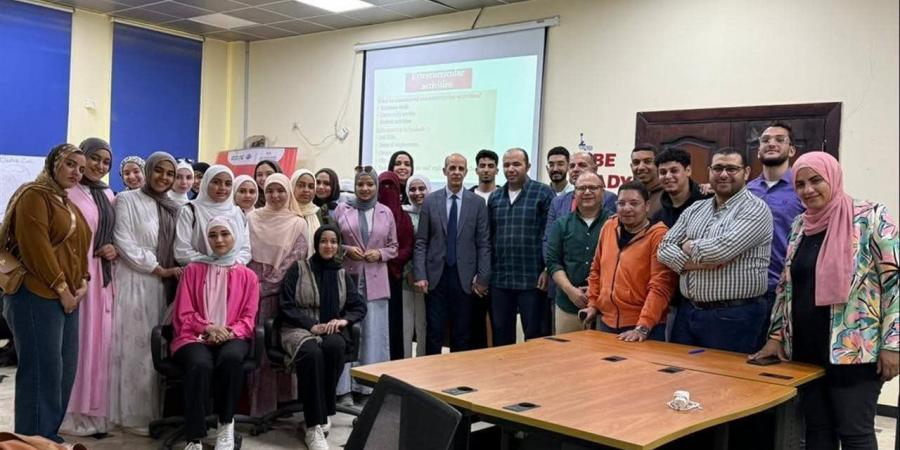 رئيس جامعة بني سويف يتفقد مركز التطوير المهني ويشيد بمشروعات الطلاب