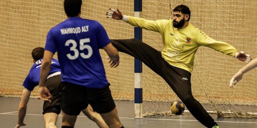 الأهلي يطمئن علي حالة عبدالرحمن حميد حارس اليد بعد إصابته