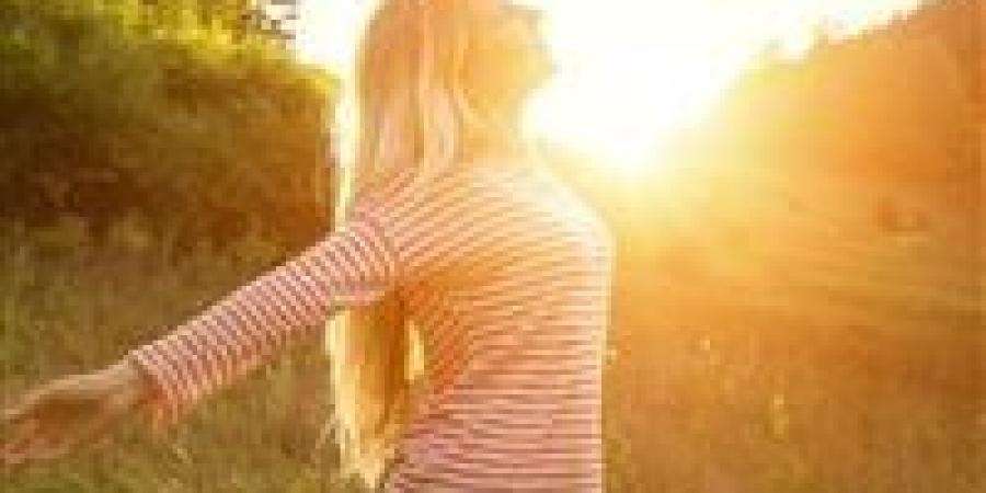 "بين الشفاء والخطر" .. ماذا تفعل أشعة الشمس بجسمك يومًا بعد يوم؟