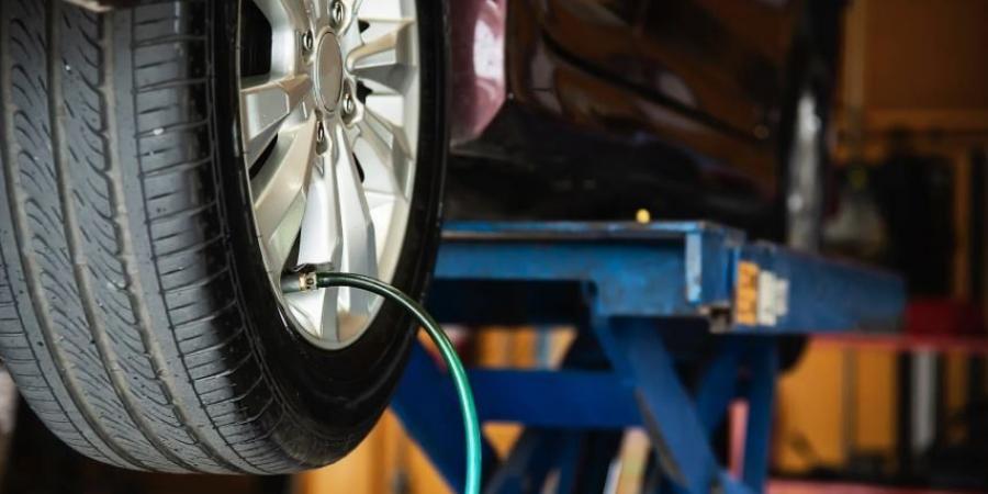 روبوت صينى جديد لشحن السيارات الكهربائية ونفخ الإطارات تلقائيا