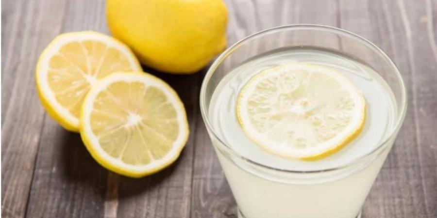 ماذا يحدث لجسمك عند شرب الماء الدافئ بالليمون يوميًا؟