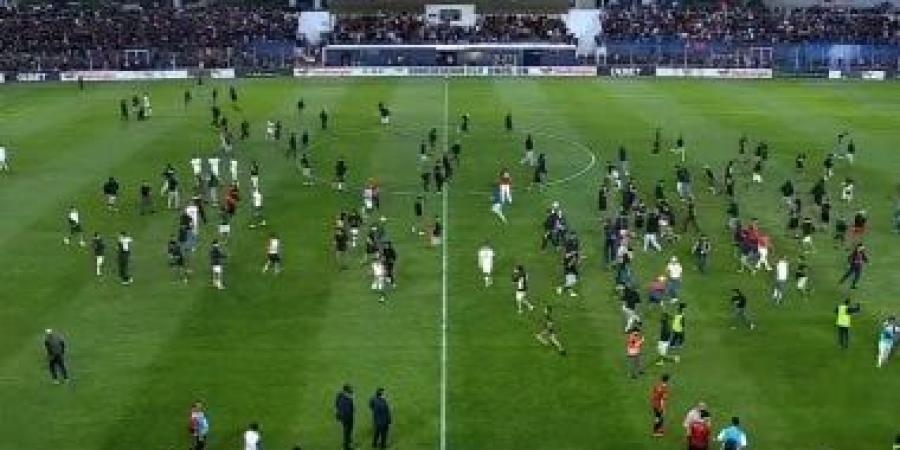 تأخير انطلاق نصف نهائي الكونفدرالية بسبب اقتحام الجماهير لأرض الملعب