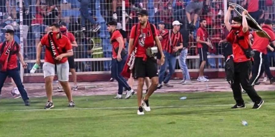 اشتباكات دامية بنصف نهائى الكونفدرالية وتأجيل المباراة 80 دقيقة.. صور