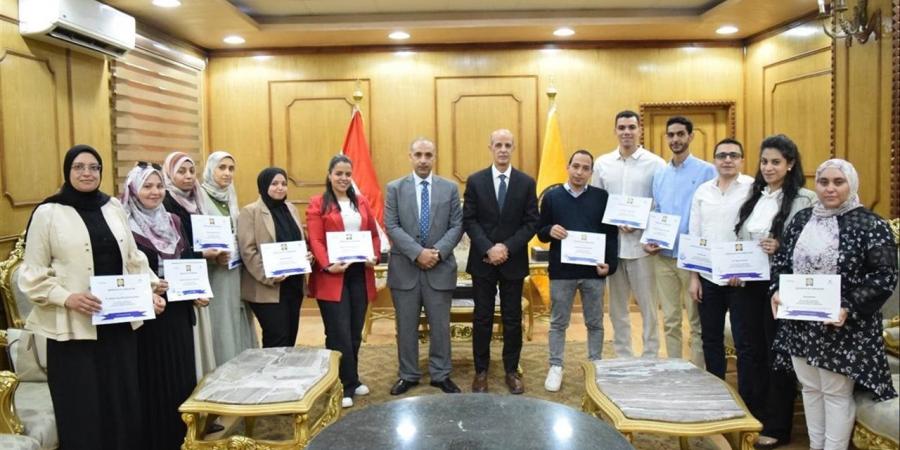 رئيس جامعة بني سويف يلتقي بعدد من شباب الباحثين