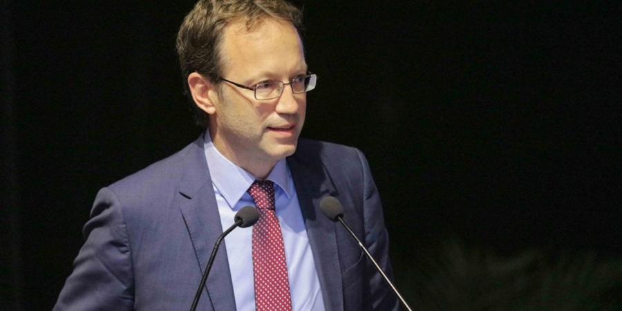 كيف تحوّلت الأزمات الدولية إلى درع يحمي رئيس وزراء إسبانيا؟