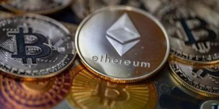 "بيتكوين" تتراجع وسط مخاوف من تعثر المفاوضات بين واشنطن وطهران