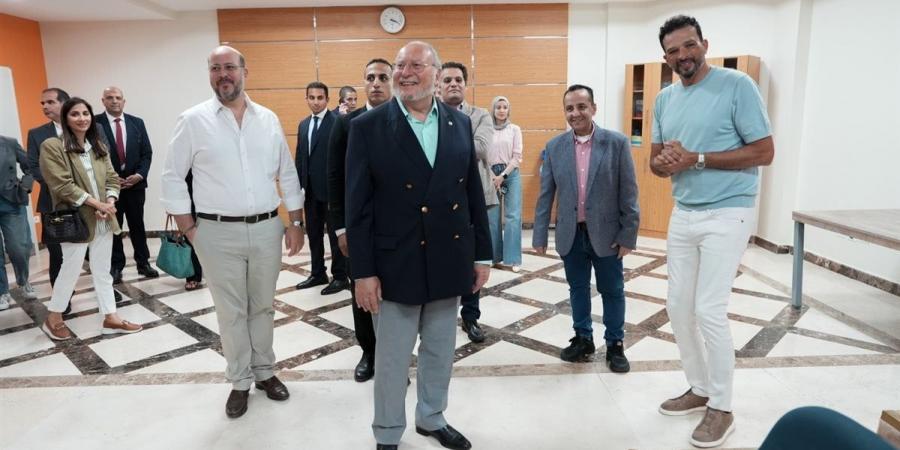 إشادة ملكية بمستشفى الناس.. الملك أحمد فؤاد الثاني يثمن الجهود في الصرح الطبي الكبير ويشجع على استمرار العطاء