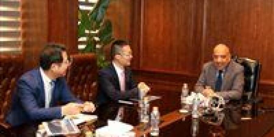 وزير الكهرباء يبحث مع شركة "هواوي" دعم التعاون في مجالات الطاقة المتجددة