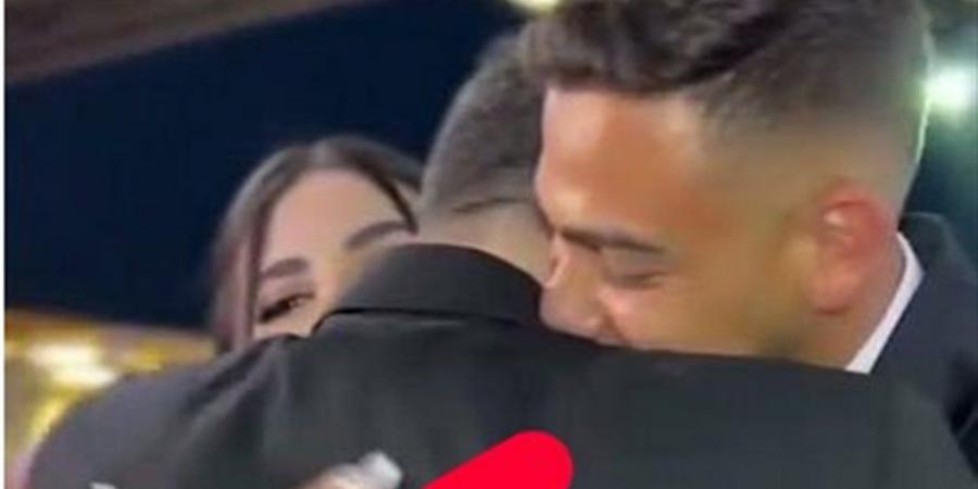 لحظة مؤثرة.. بكاء أب خلال زفاف ابنته يثير التعاطف (فيديو)