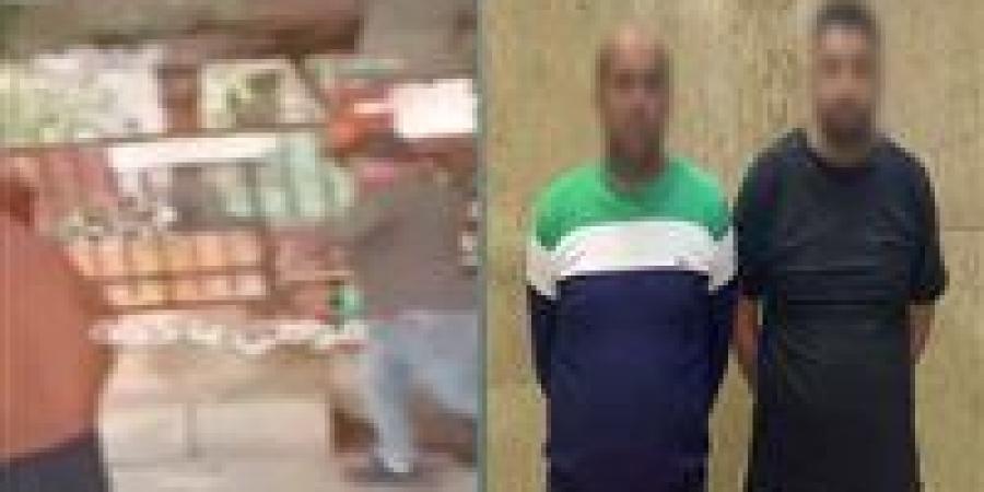 ضبط بائعين سكبا المياه على الرصيف لمنع جلوس المواطنين