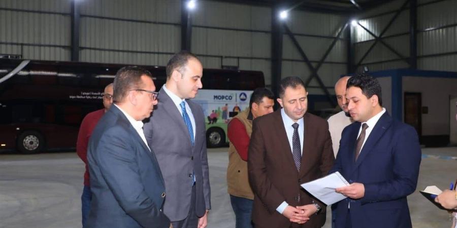 محافظ دمياط يستلم سيارات مكابس وصناديق قمامة لدعم منظومة النظافة