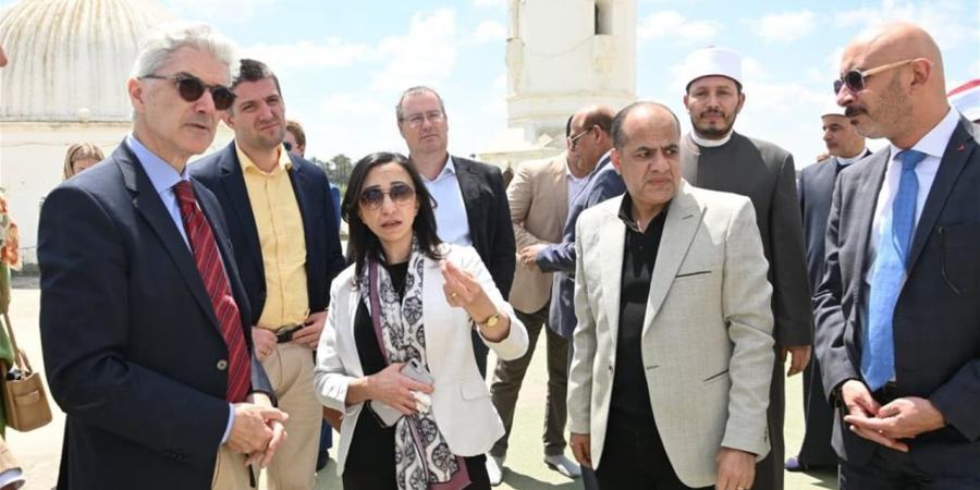 وفد الاتحاد الأوروبي يتفقد الحديقة المتحفية ومعرض المشغولات بالبحيرة