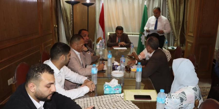 محافظ القليوبية يبحث مطالب المواطنين وتوفير "حياة كريمة" للأسر الأولى بالرعاية