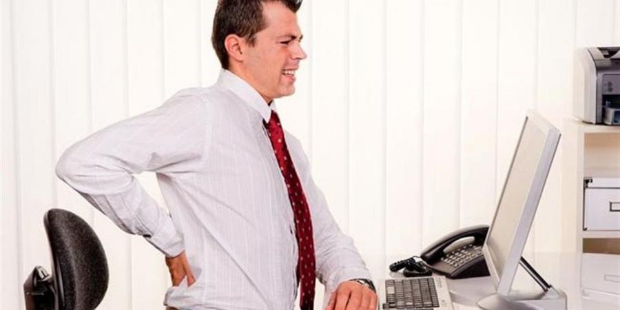 أضرار الجلوس لفترات طويلة.. العدو الخفي لموظفي المكاتب